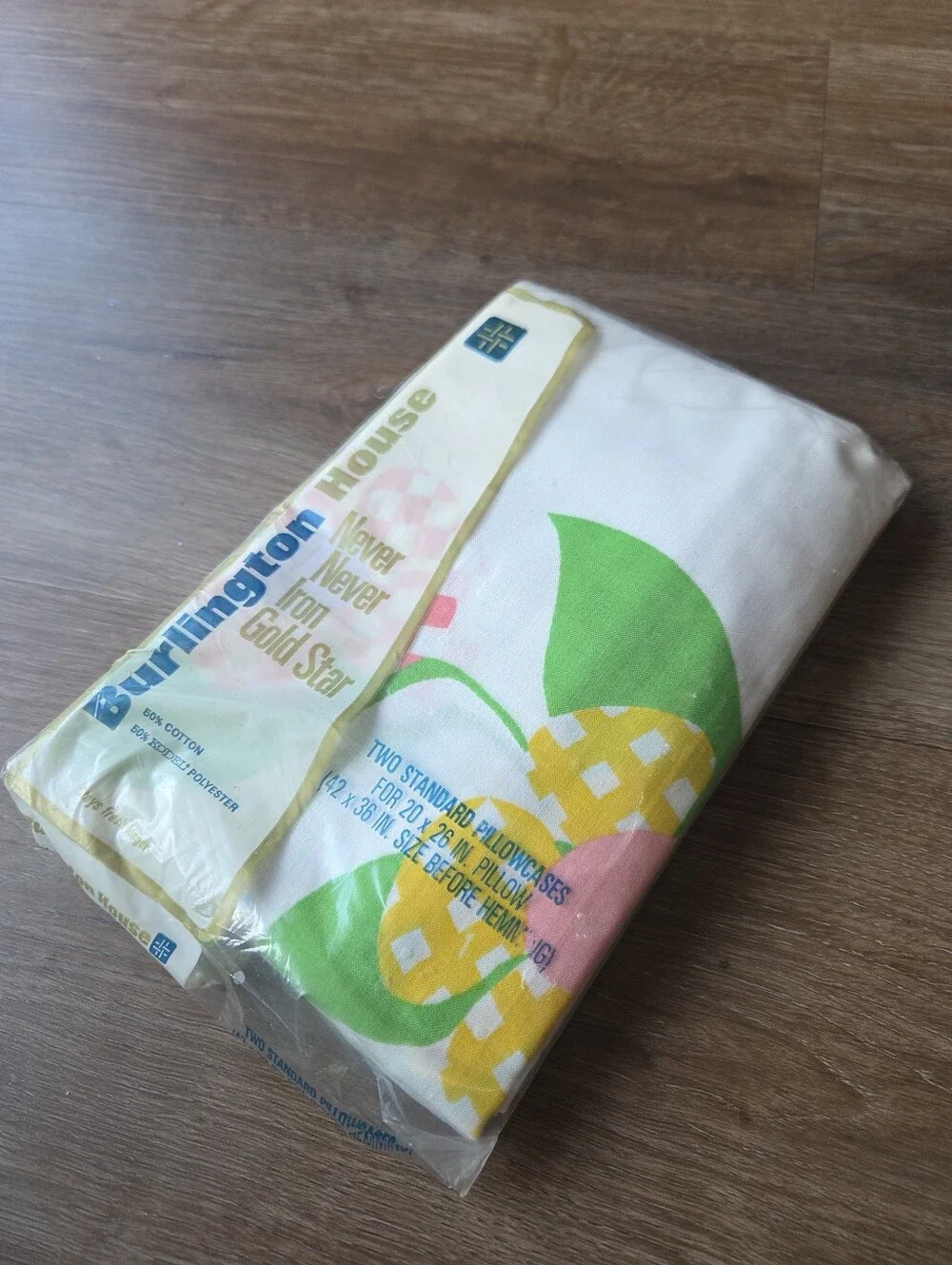 NIP Vintage 70s Burlington House Set of 2 Standsrd Pillowcases, Flower Power